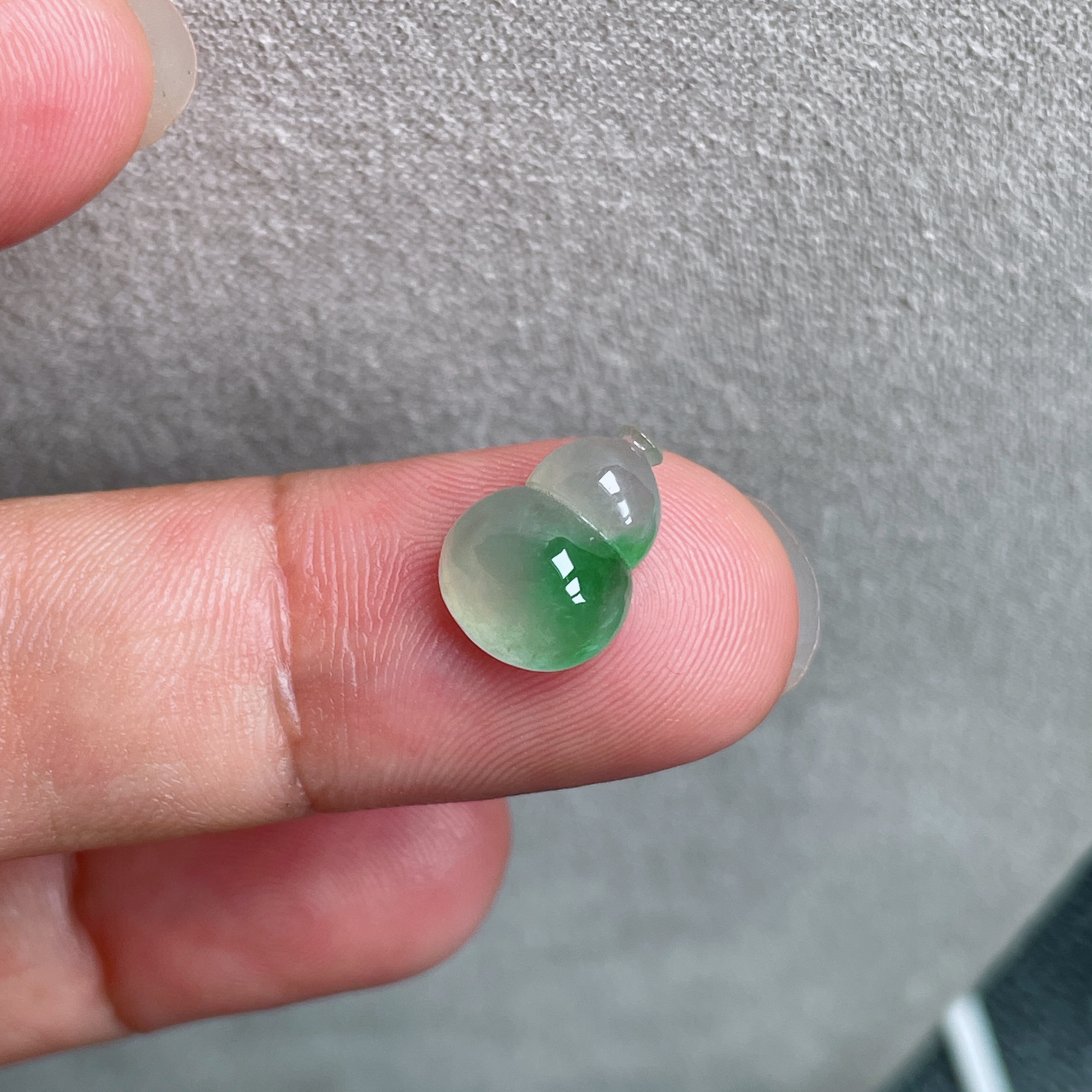 天然缅甸A货翡翠飘绿葫芦，11.8-9.1-4.3