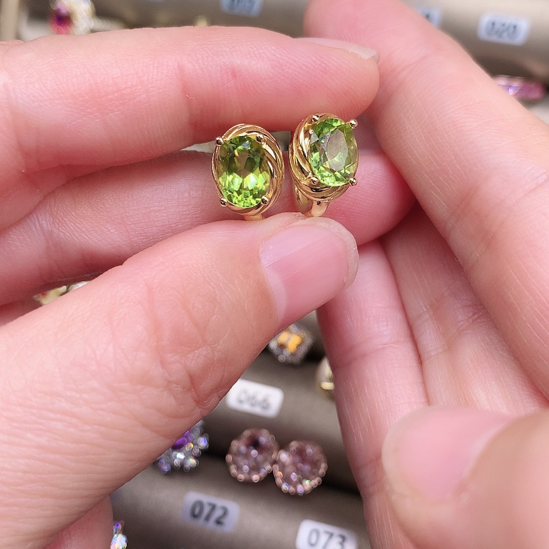 敏***樱耳饰银S925镶嵌橄榄石