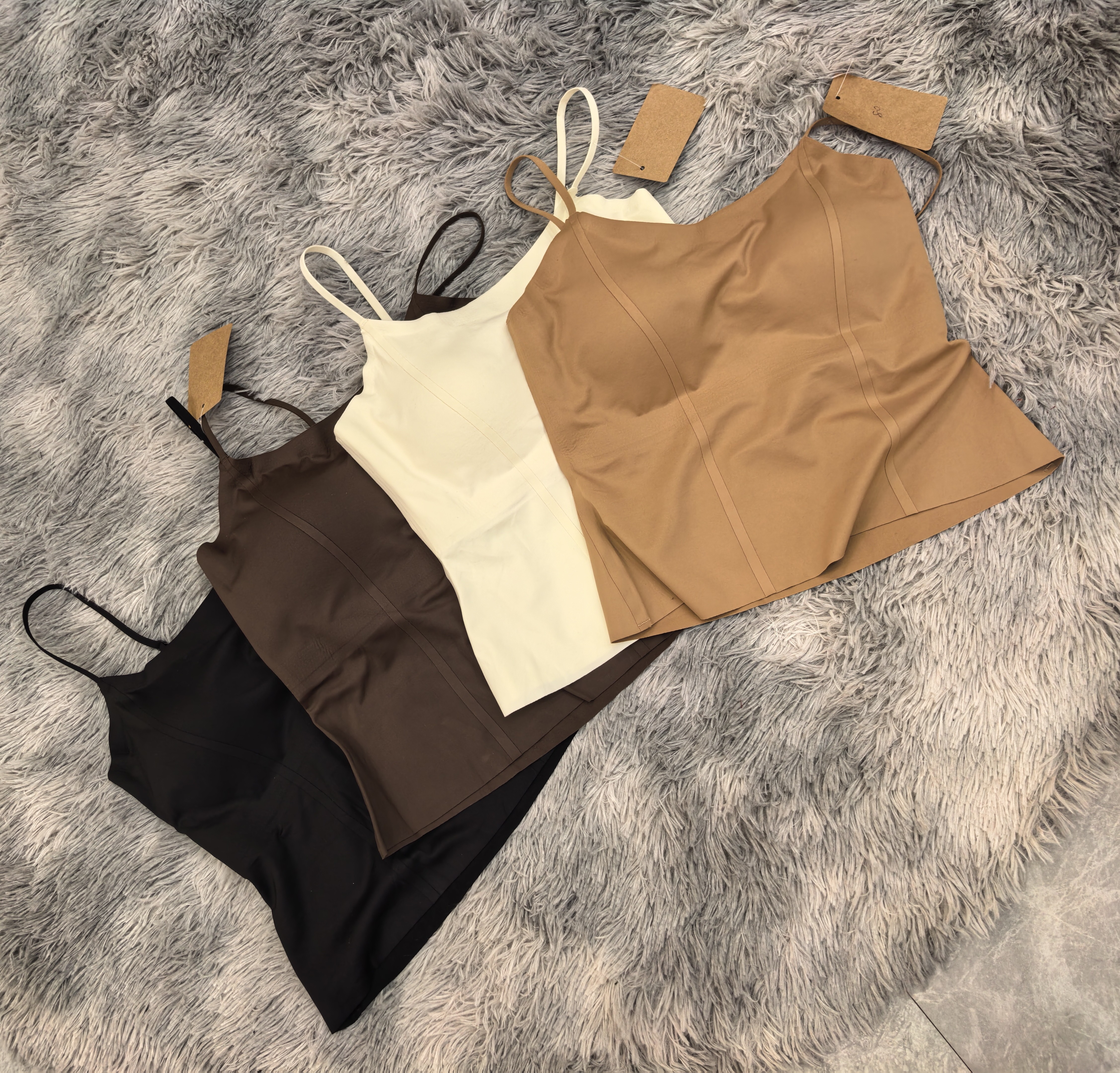 冰丝无痕带胸垫吊带背心女士聚拢显胸美背内搭短款二合一打底上衣