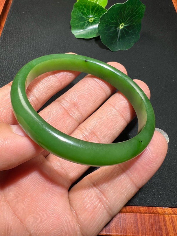 碧玉手镯七号坑阳绿微裂图一圈口57*9.2m重27.4g