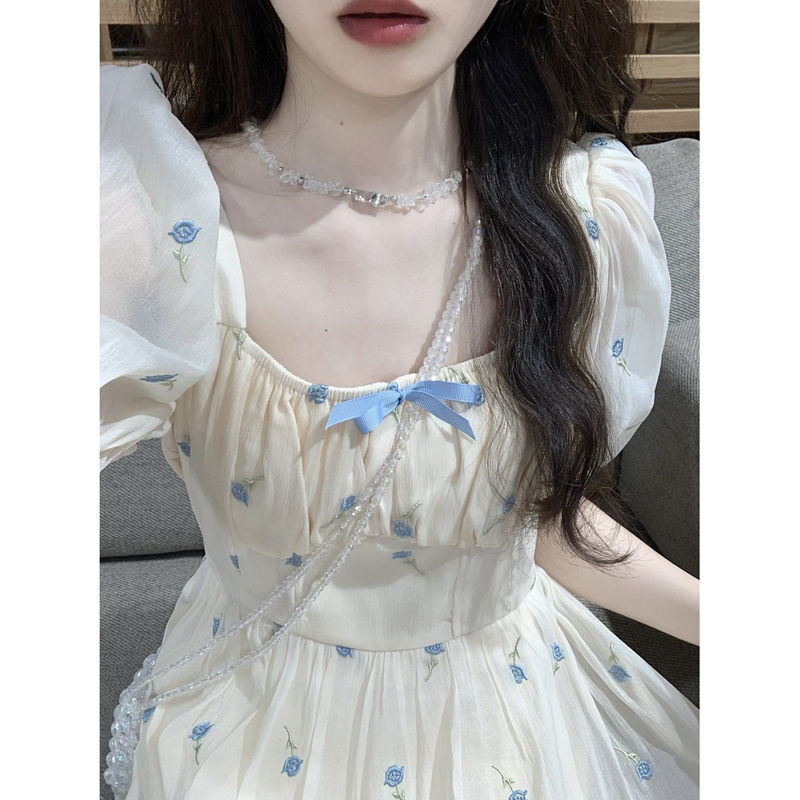 法式方领碎花泡泡袖连衣裙女夏季新款甜美刺绣蝴蝶结收腰中长裙子