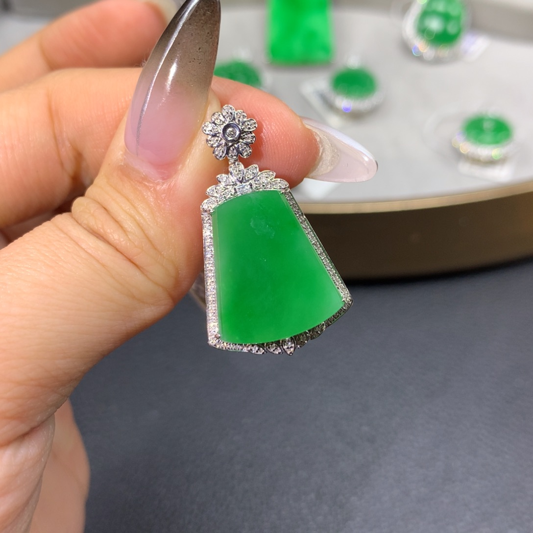 翡翠颈饰18K金镶嵌翡翠