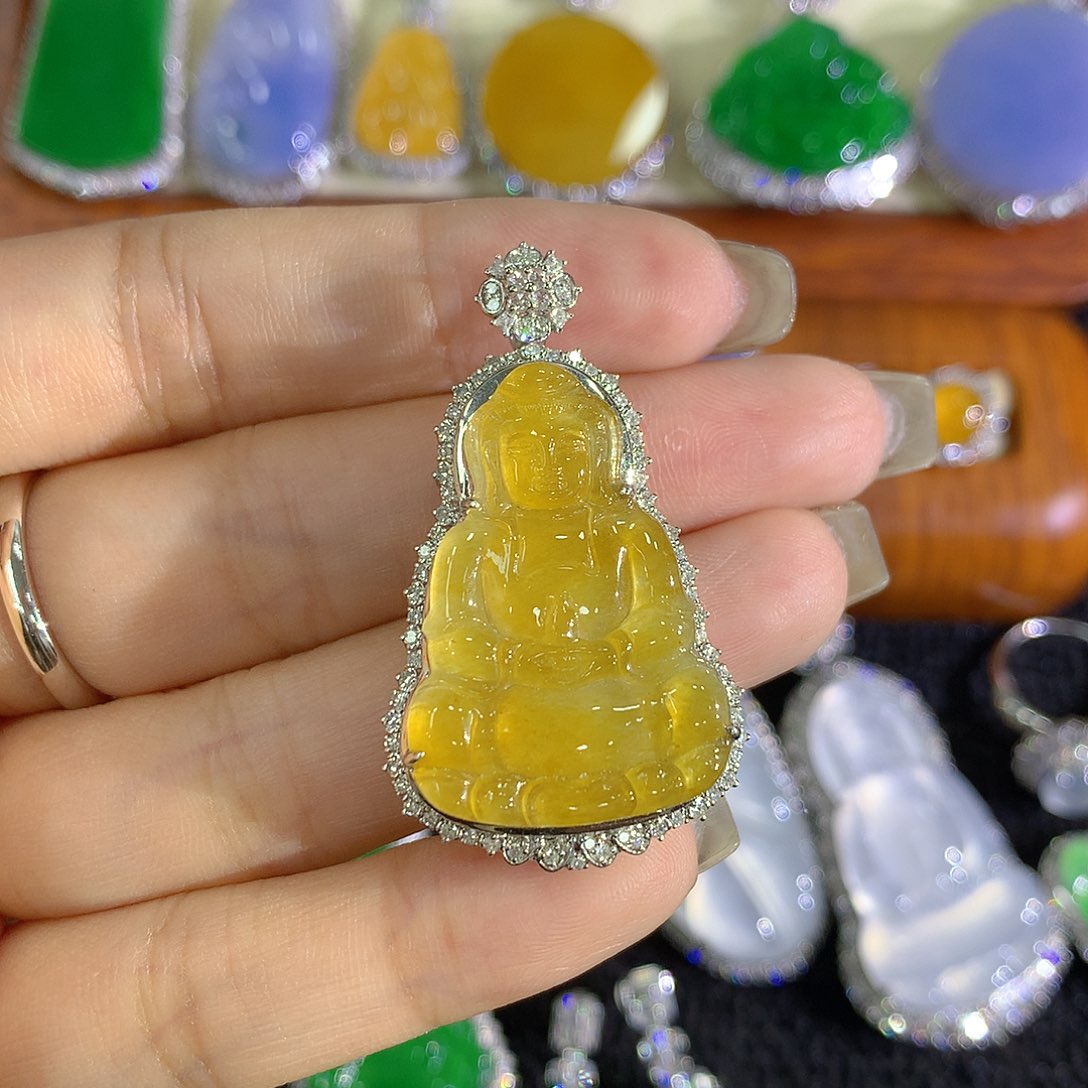 颈饰18K金镶嵌翡翠观音