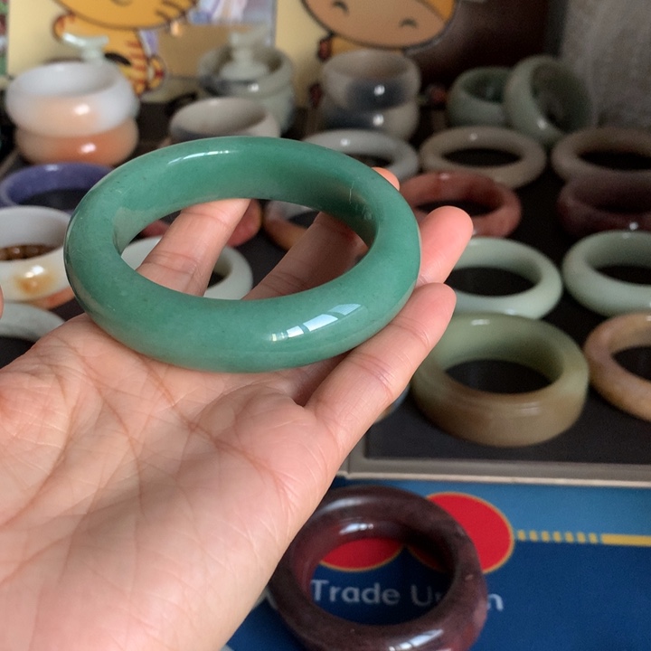 喵***咪石英质玉（佘太翠）未镶嵌手镯