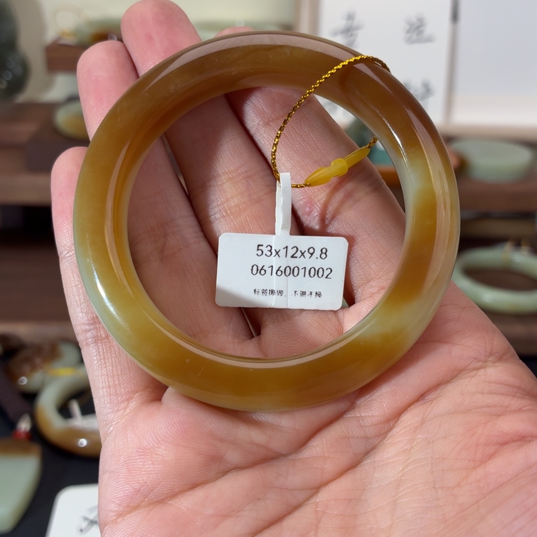 爱***子和田玉（糖玉）未镶嵌手镯