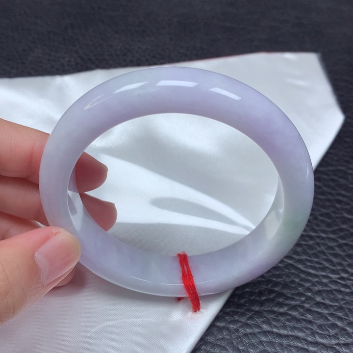 翡翠手镯未镶嵌。