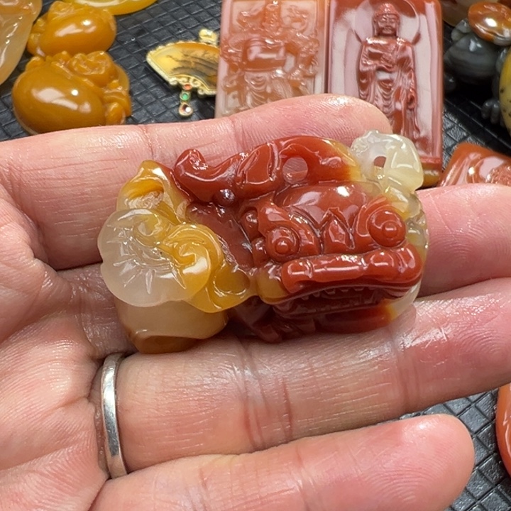 石英质玉（黄龙玉）颈饰未镶嵌