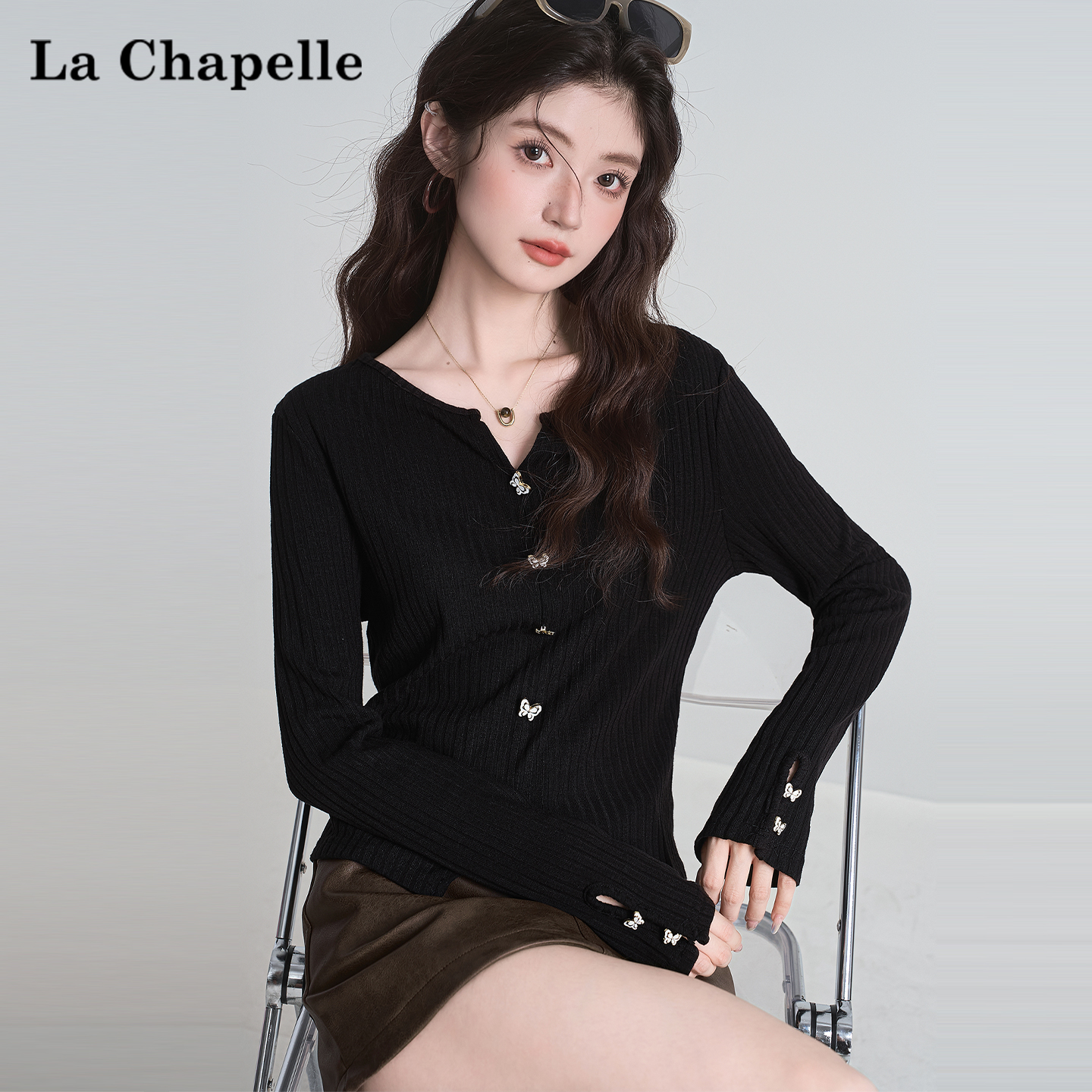 拉夏贝尔黑色V领长袖T恤女2025秋季新款不规则设计感显瘦短款上衣