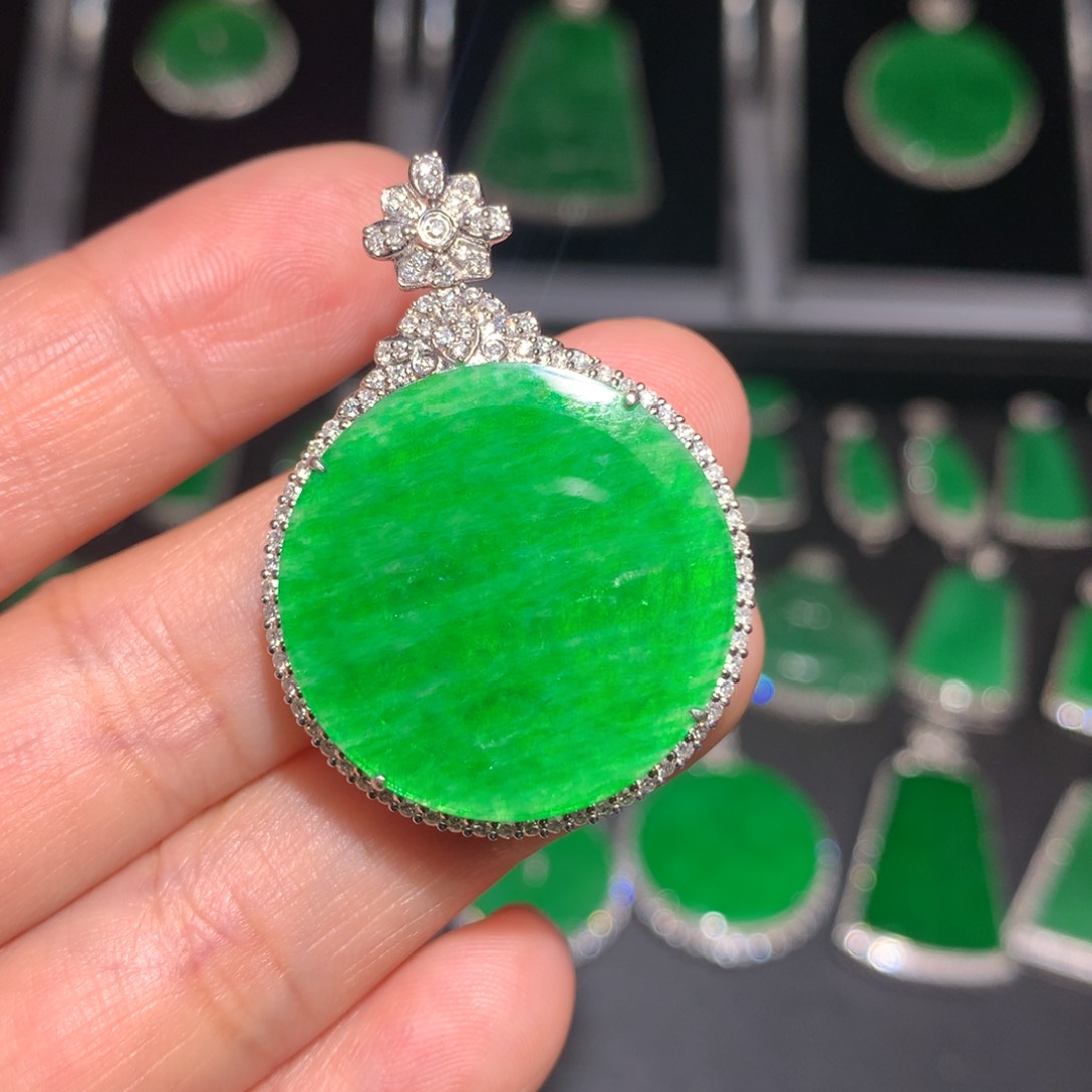 翡翠颈饰18K金镶嵌年****?翡翠