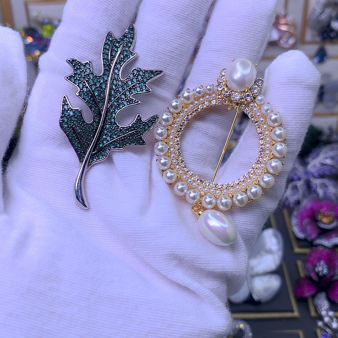 合成立方氧化锆铜胸针