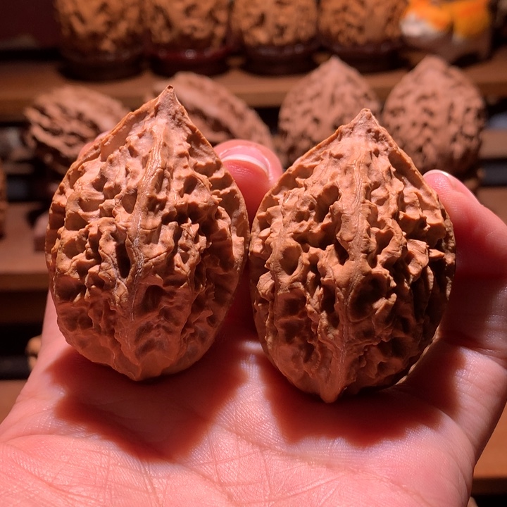 文玩核桃吊坠楸玥核53