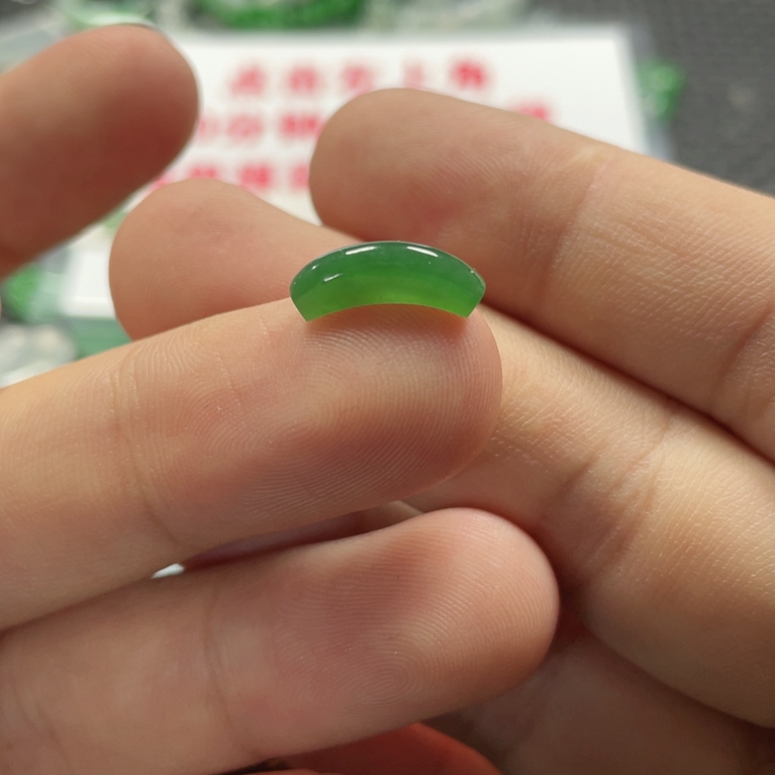 翡翠颈饰未镶嵌小*9翡翠