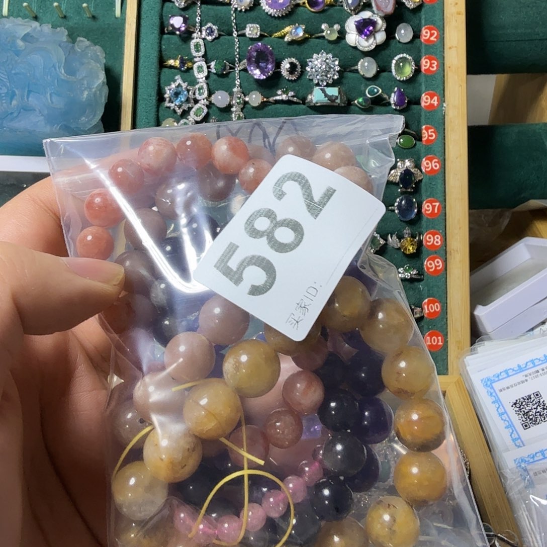 吉***吉石英质玉未镶嵌手链