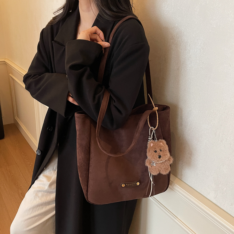 松弛感大容量包包女2025秋冬季新款通勤百搭斜挎包单肩水桶托特包