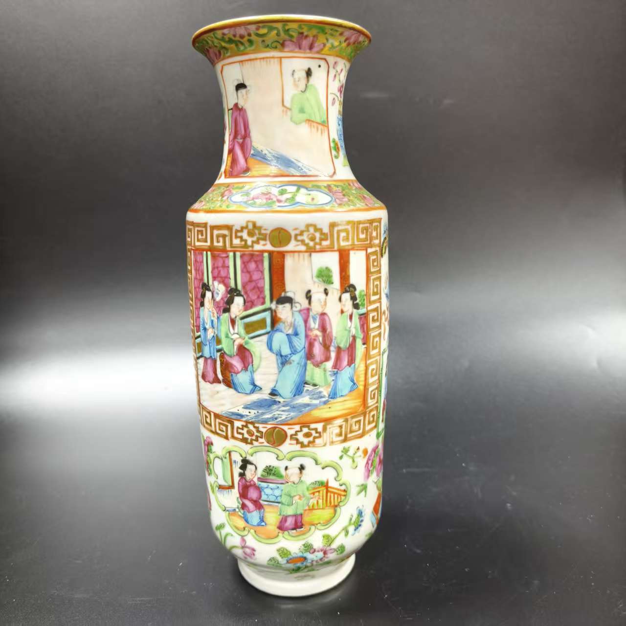 DS127 清光绪广彩开窗人物小瓶 直径9cm 高26cm