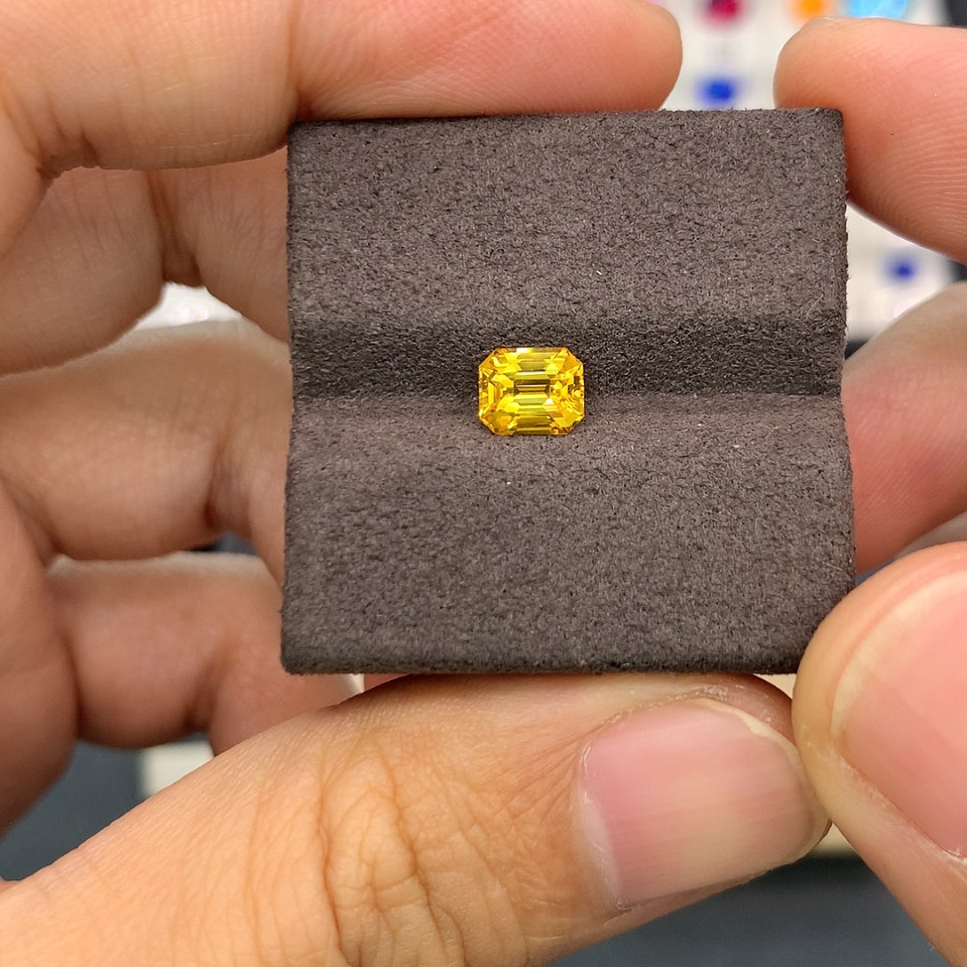 彩色蓝宝石裸石1.06克拉祖切全净黄蓝宝