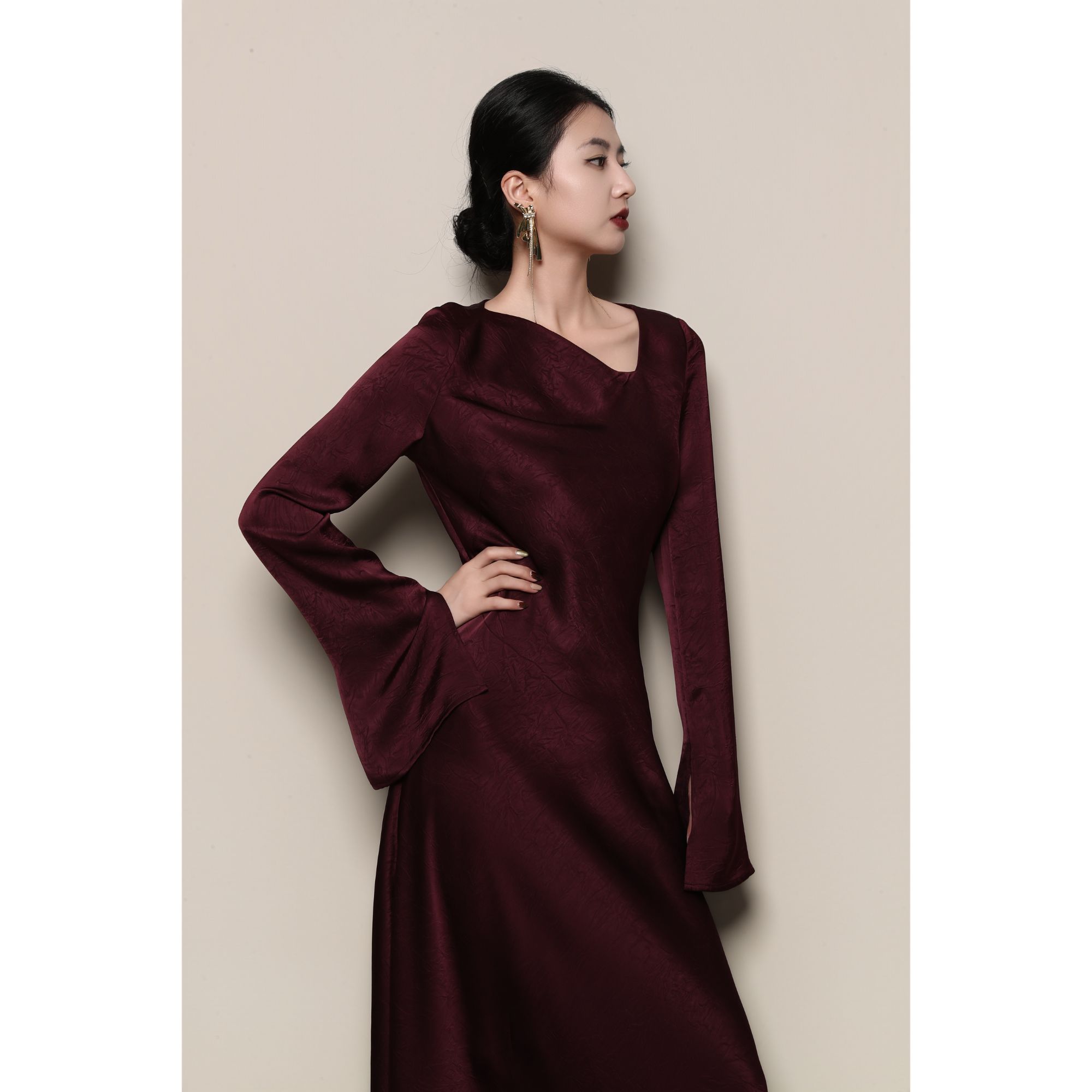 芈莱尤优——新款【图兰朵】斜领大摆优雅连衣裙L25-5405