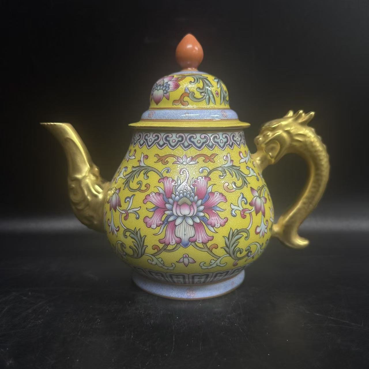 清代乾隆/黄地粉彩宝相花纹茶壶