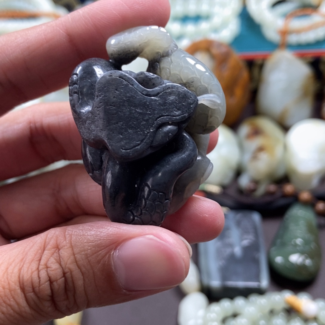 和田玉未镶嵌把件