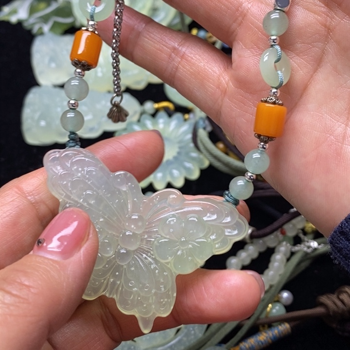 蛇纹石玉未镶嵌颈饰