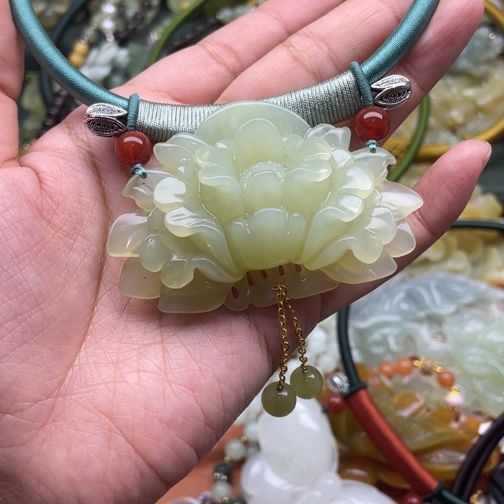 蛇纹石玉吊坠合金