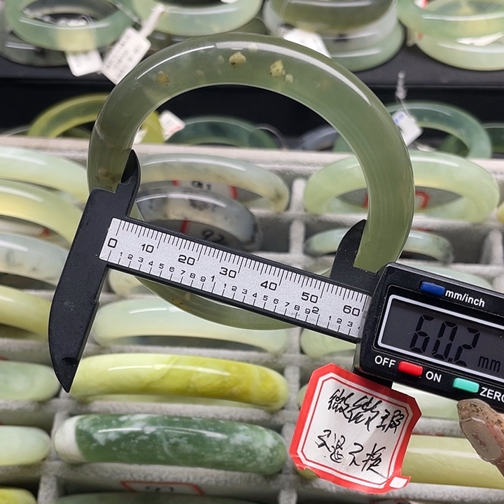 蛇纹石玉未镶嵌手镯99