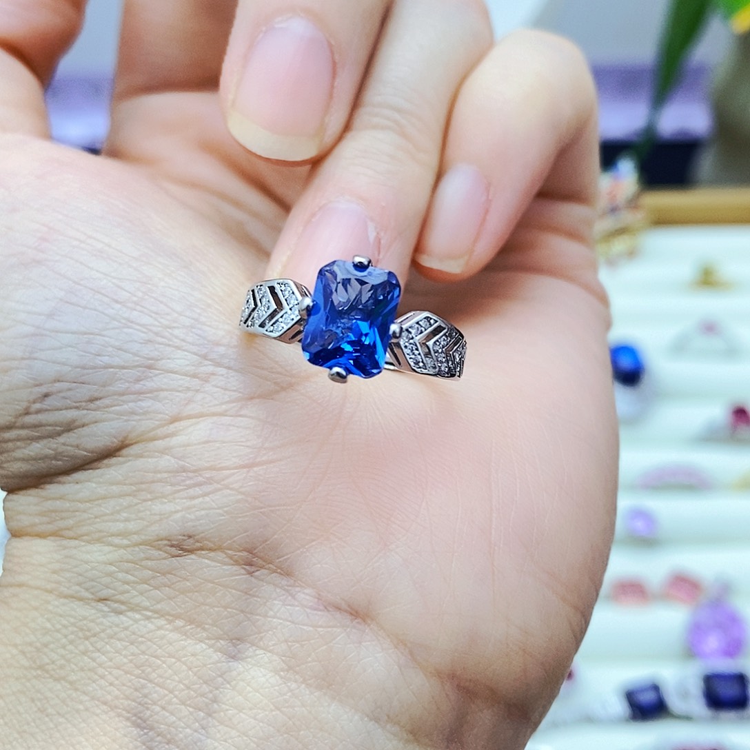 戒指蓝宝石未镶嵌