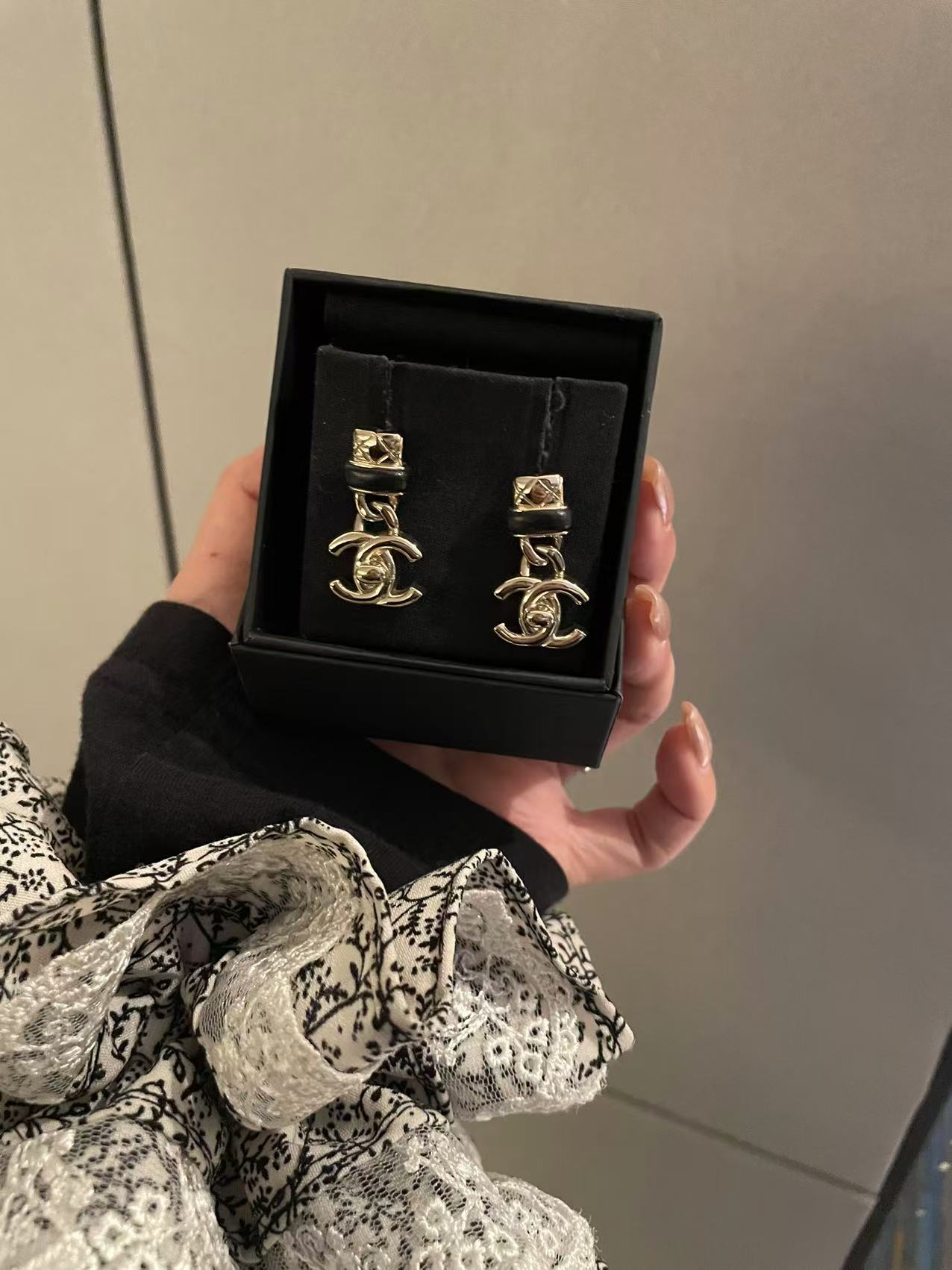 95新 Chanel/香奈儿 展会外场！金色双C书包扣耳钉