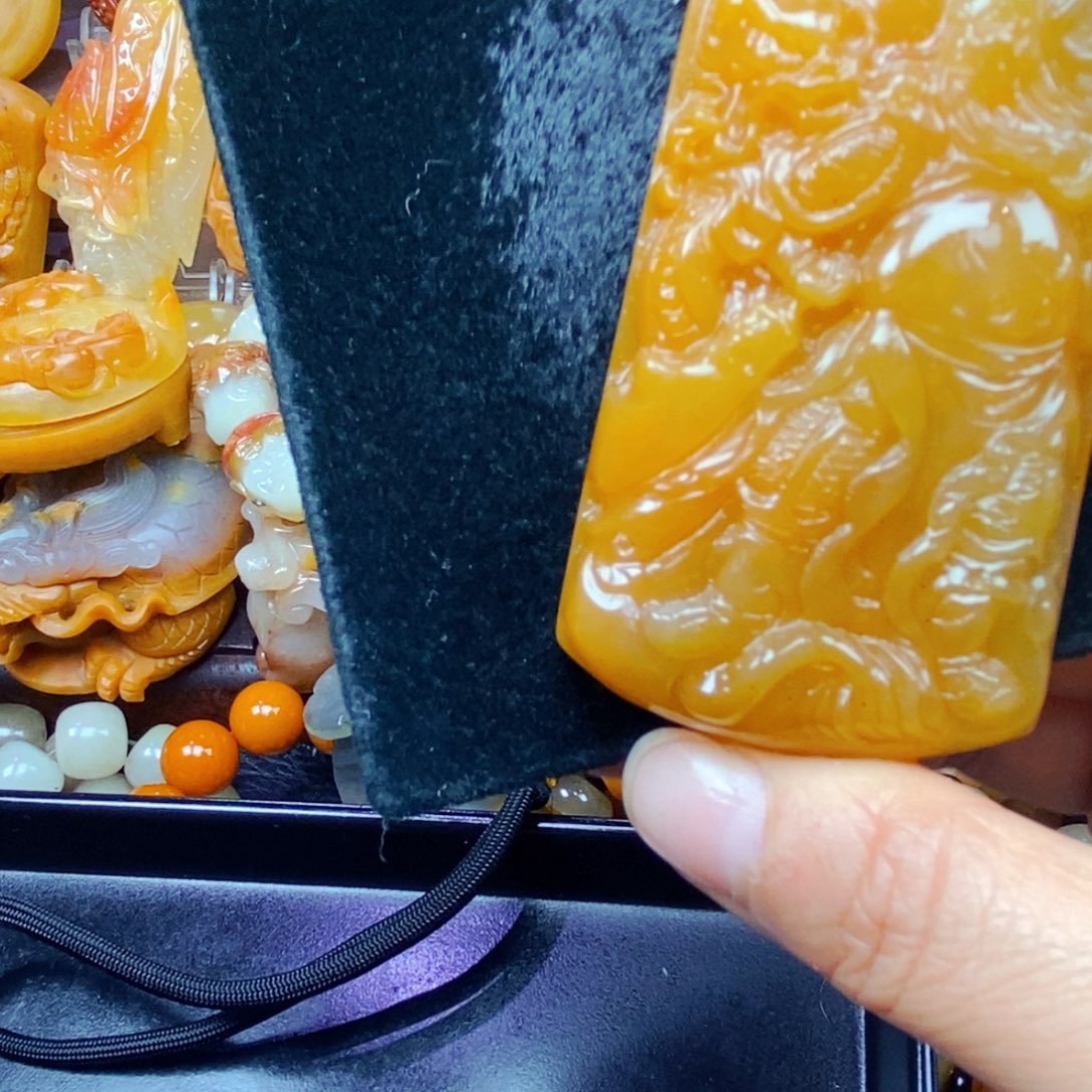石英质玉（黄龙玉）未镶嵌颈饰