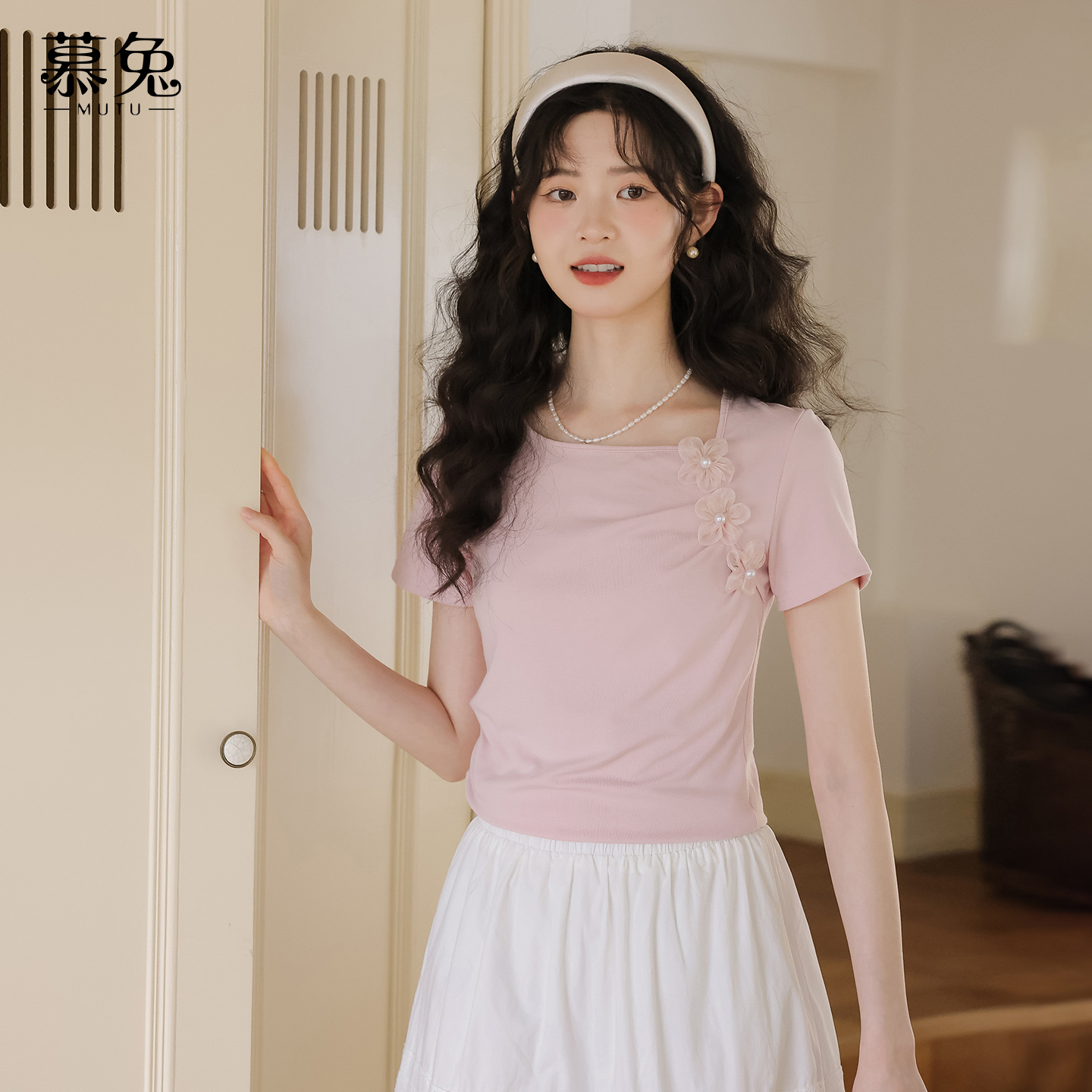 慕兔法式方领立体花朵短袖t恤女2025夏季新款小个子正肩短款上衣