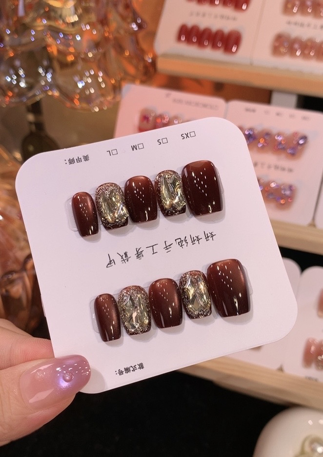 A018 红粽猫眼镶钻手工穿戴甲气质显白高级美甲贴片