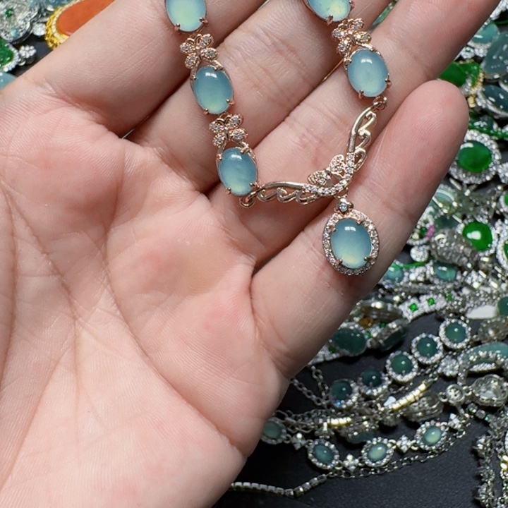 翡翠未镶嵌颈饰天然A货翡翠放漏