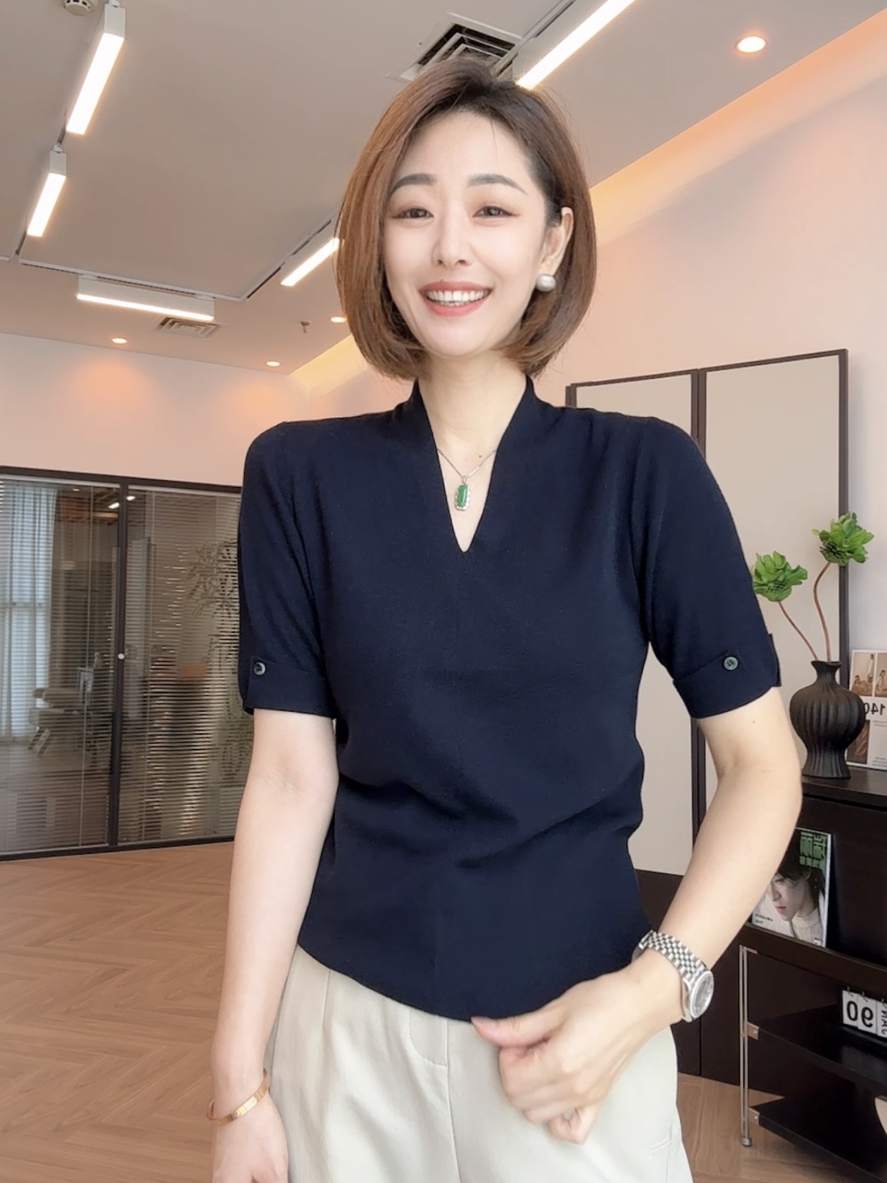 FIGO LOVE 气质必备显瘦通勤款百搭16针Y领升级款针织上衣25006