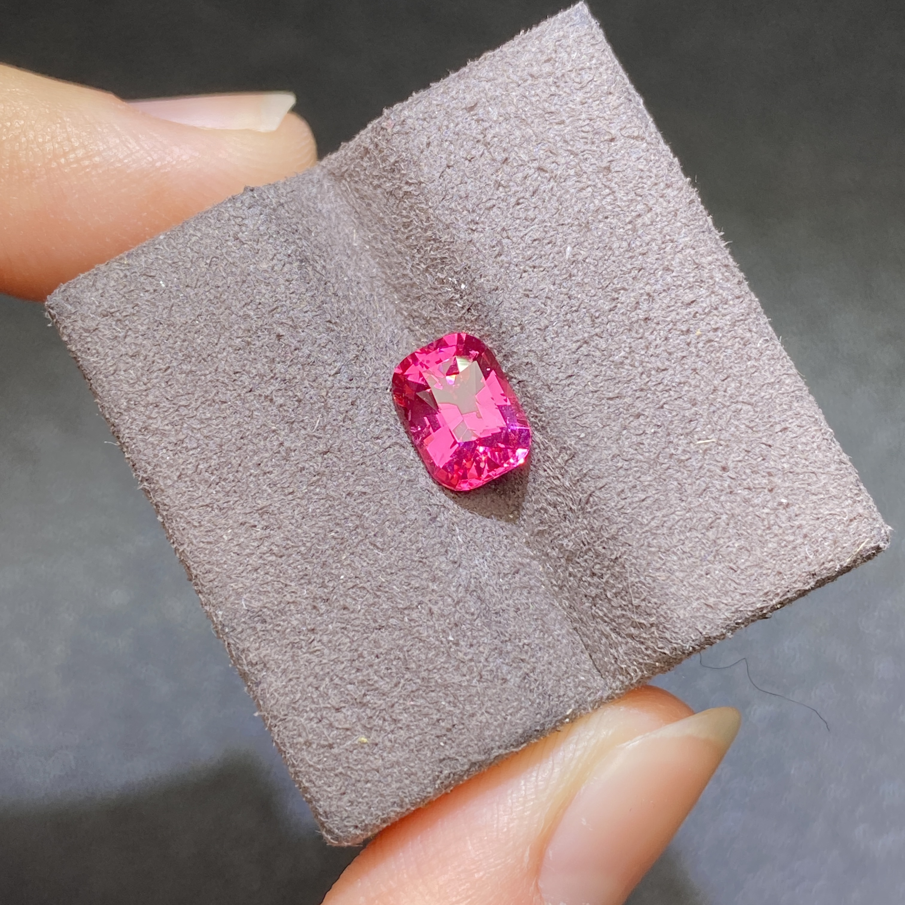  25M032 马亨盖尖晶宝石（Exceptinal Hot Pink，V-B）1.60克拉