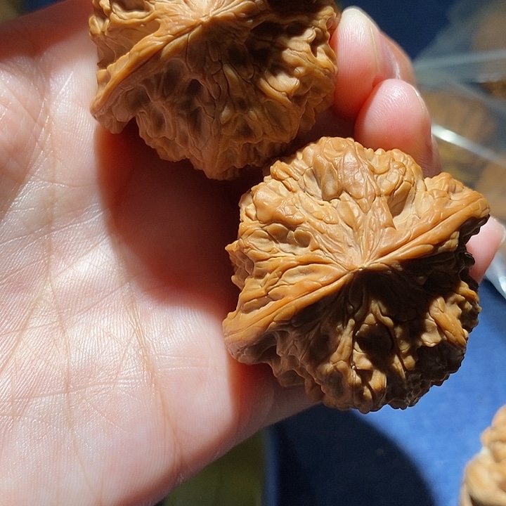 哪***贾文玩核桃吊坠野牛