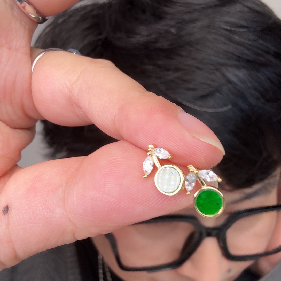 翡翠未镶嵌颈饰一对