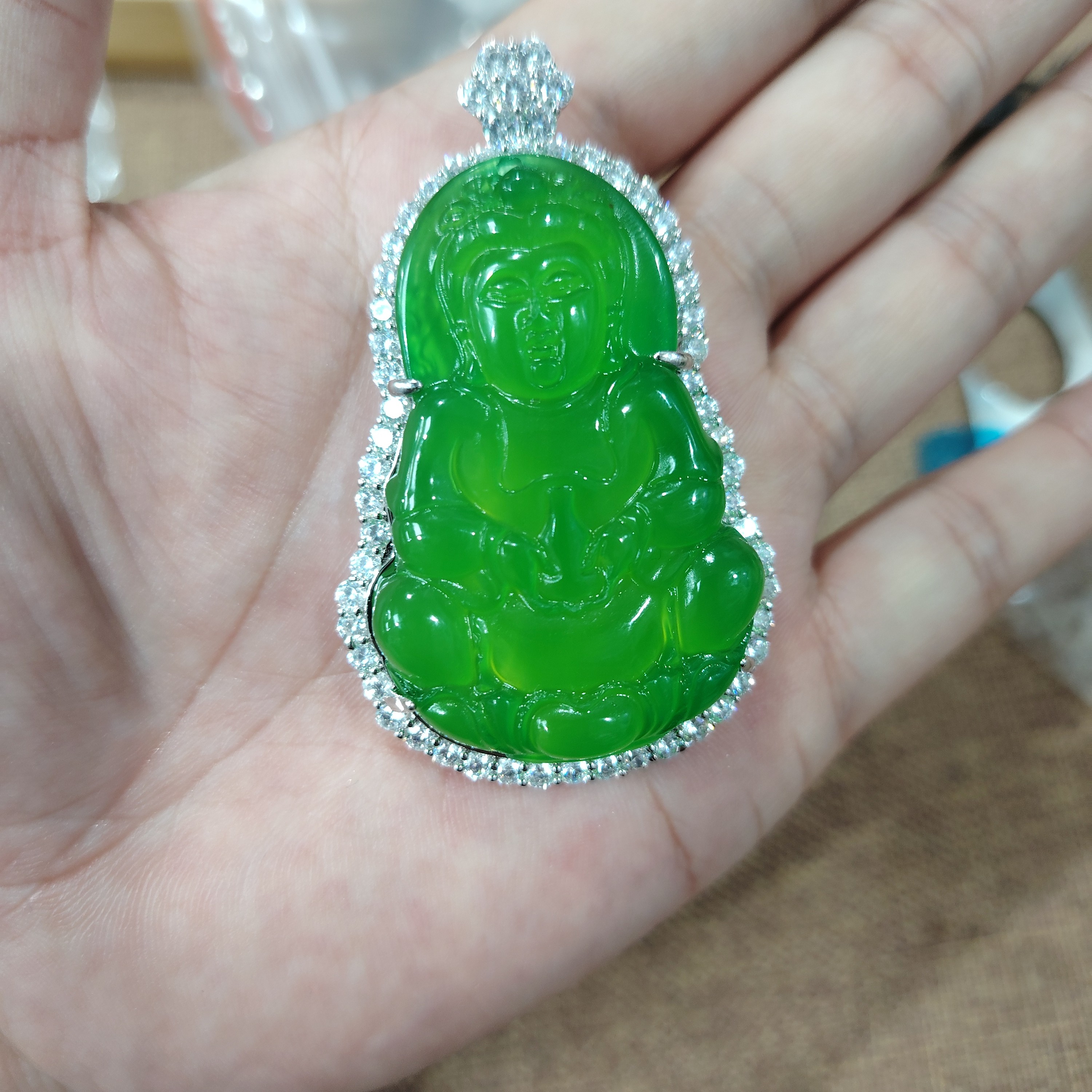 正品天然玉髓满绿色观音吊坠