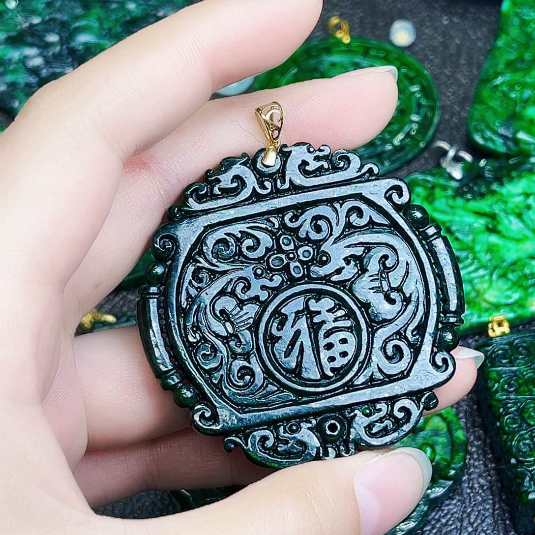 颈饰18K金镶嵌翡翠多样性