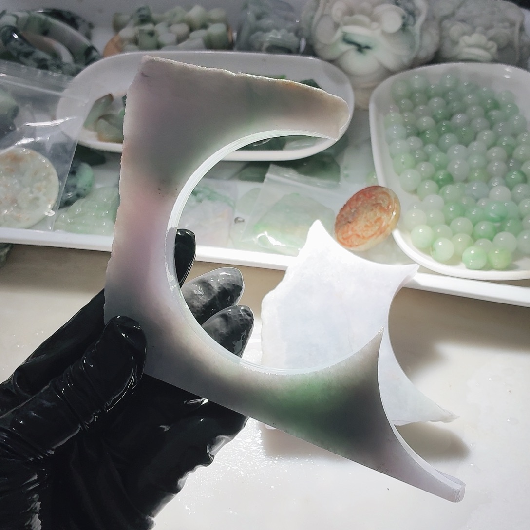 翡翠未镶嵌颈饰边角料