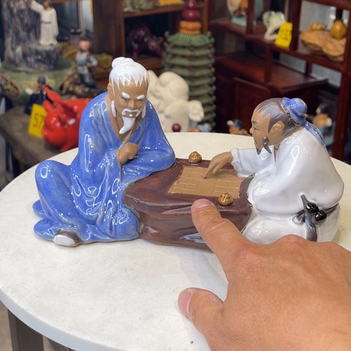 石湾公仔衬托盆景漂亮