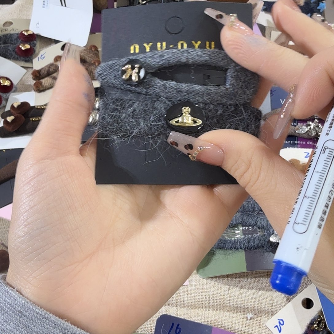 乐***乐皮质铁合金夹子16