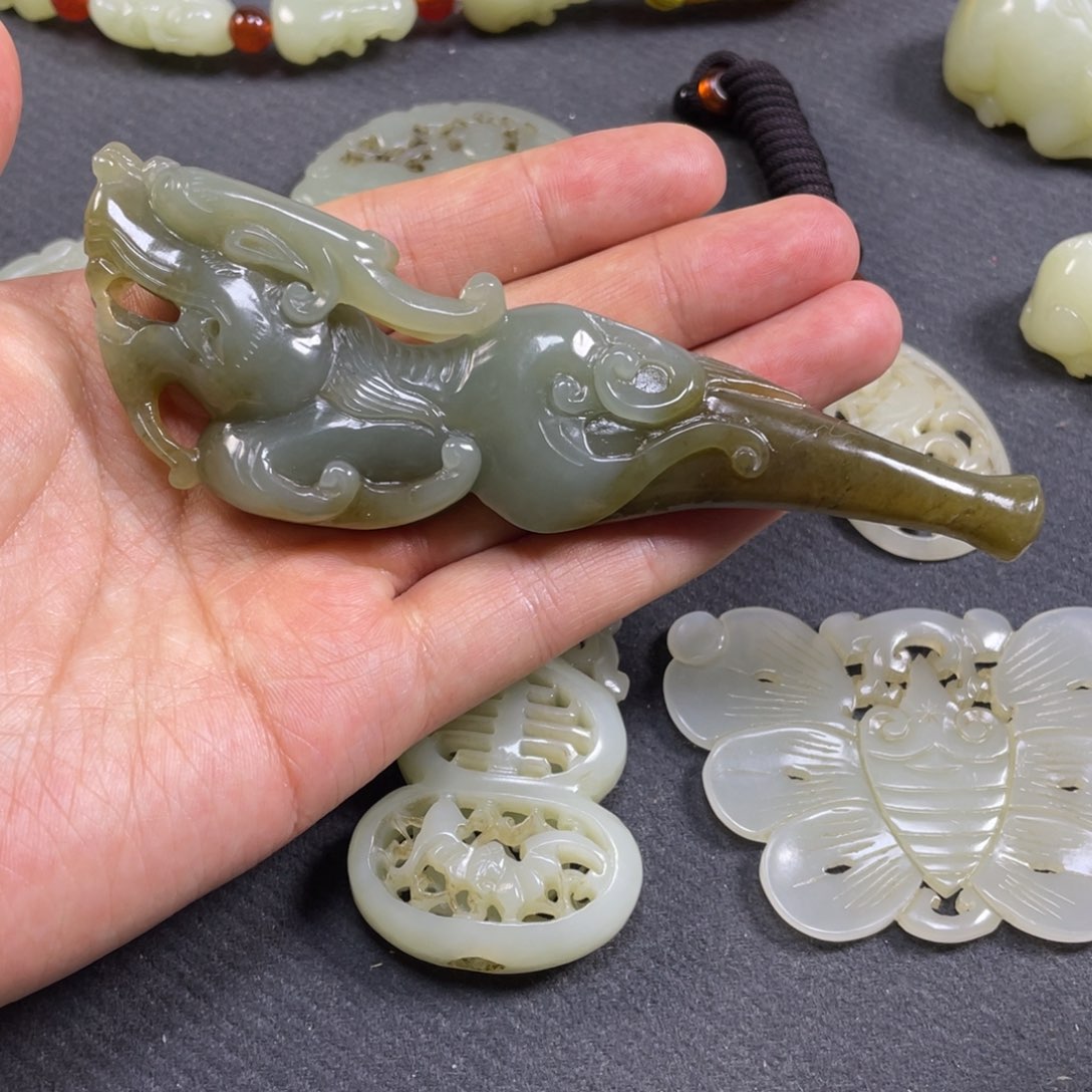 越***好和田玉未镶嵌颈饰