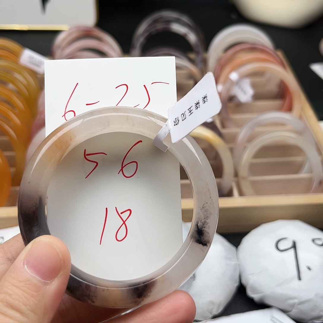 石英岩玉未镶嵌手镯6.25