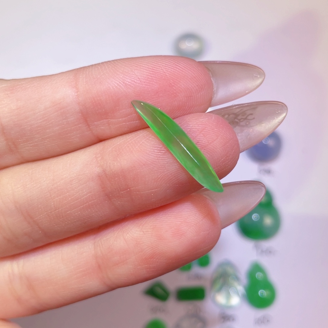 翡翠未镶嵌颈饰裸石