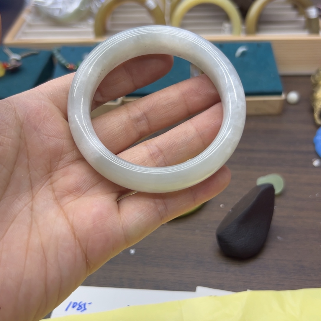 和田玉未镶嵌手镯54.1圈围1078瑕