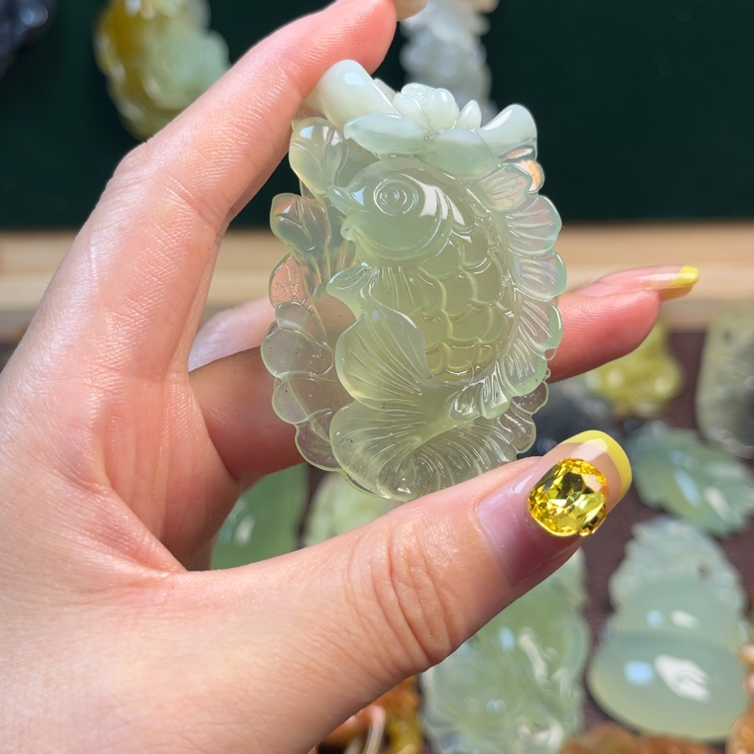 罗***）蛇纹石玉未镶嵌颈饰