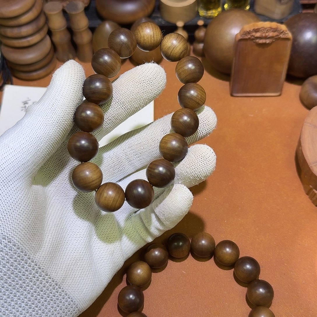 李***杰檀香木百年老山檀1.5×15颗黑横沉1档