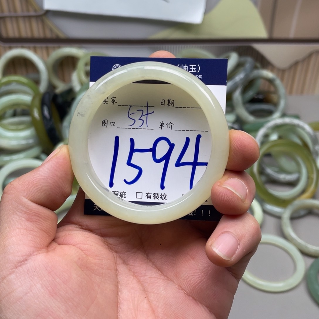 岫玉手镯手镯未镶嵌