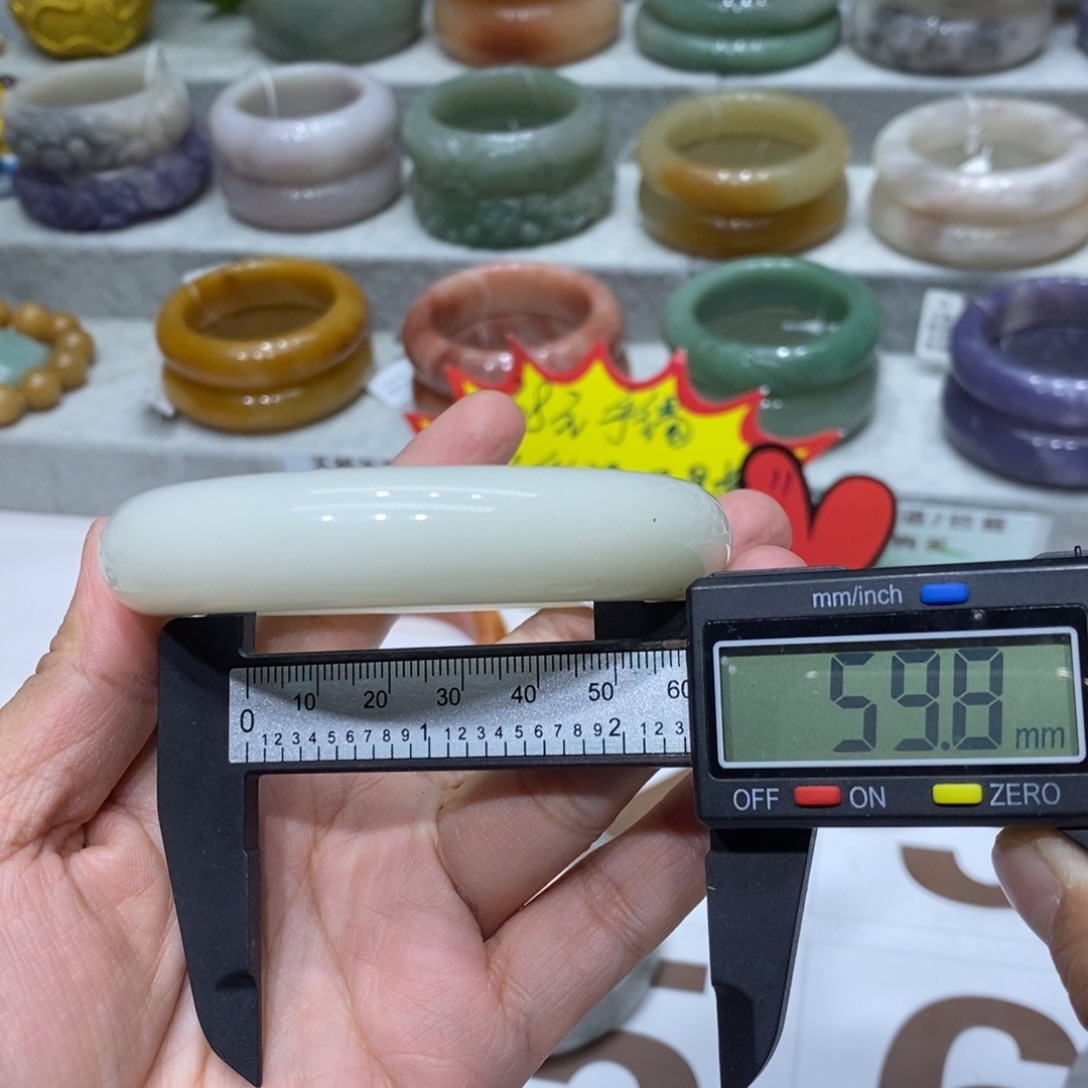小***子石英岩玉未镶嵌手镯