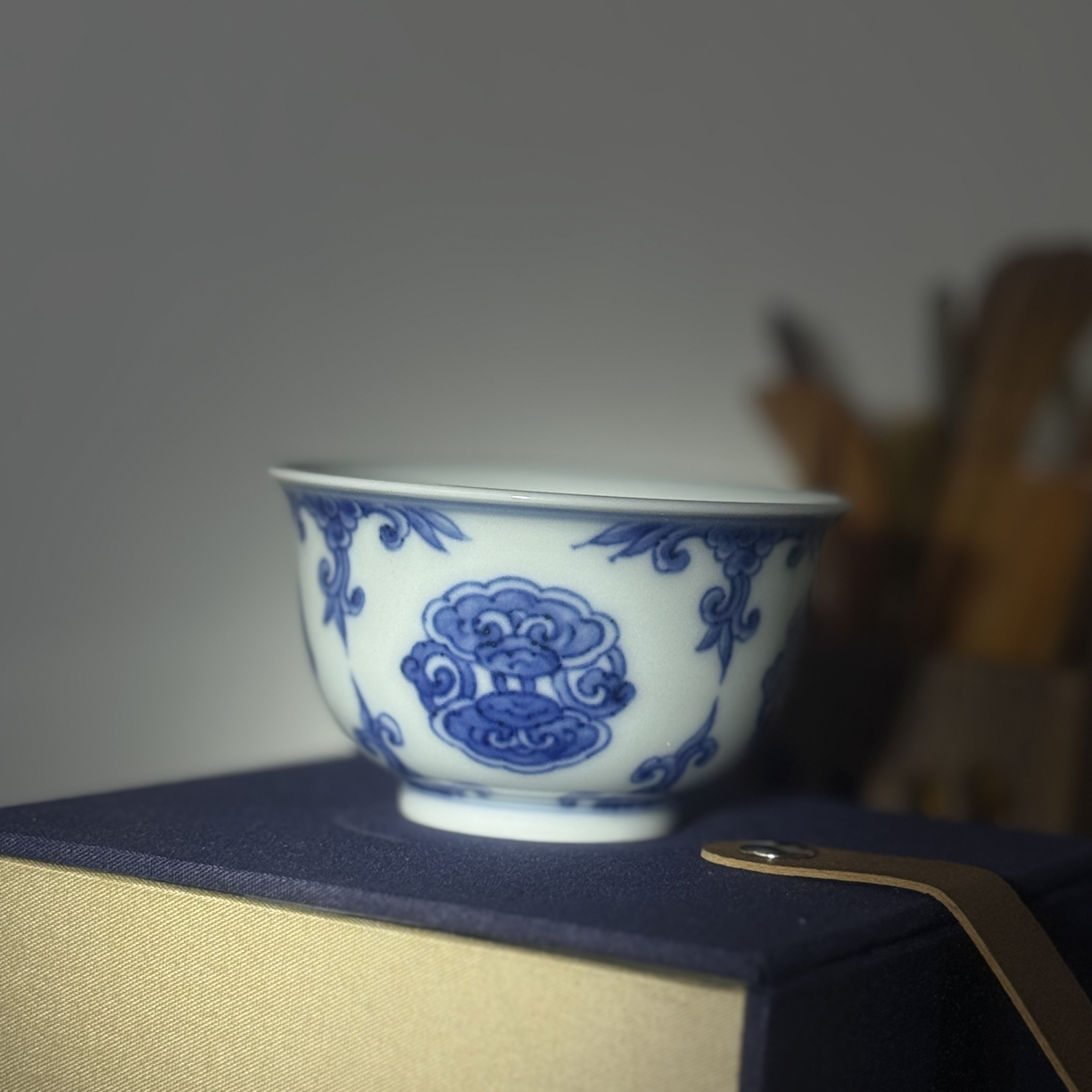 青花云灵芝手工手绘主人杯